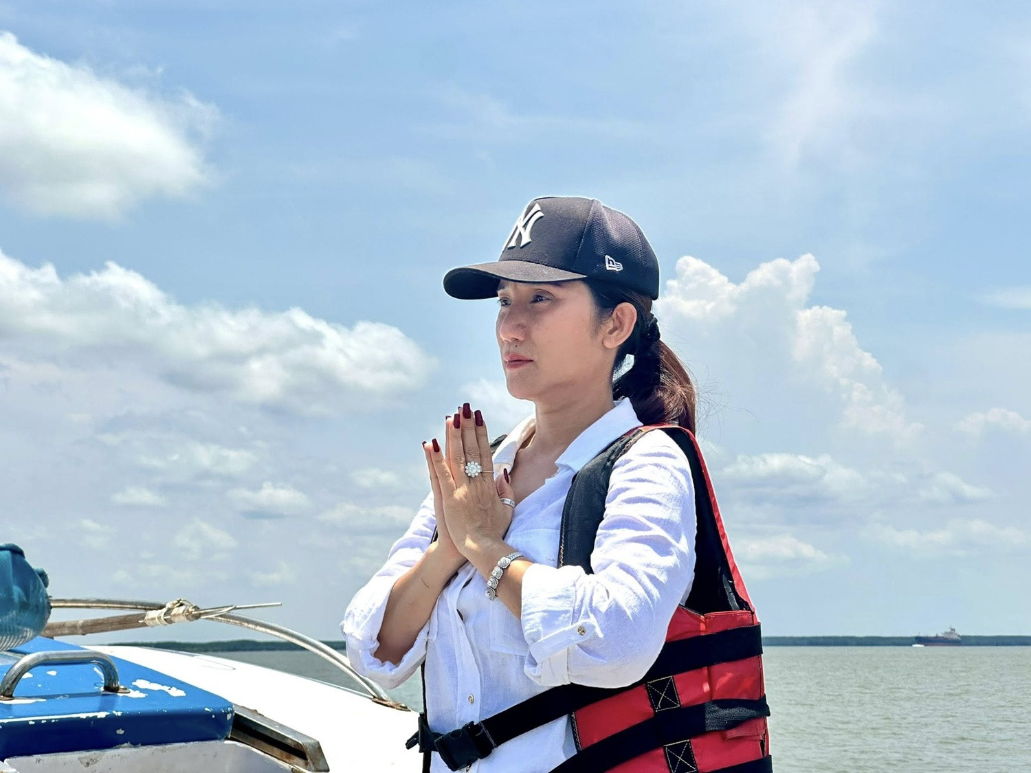 Khoảnh khắc vợ Quý Bình gục ngã khi rải tro cốt chồng xuống biển