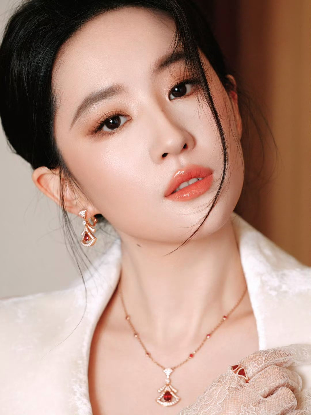 Lối trang điểm theo mốt 'làn da ngọc trai' của Lưu Diệc Phi 'gây sốt' cõi mạng - Ảnh 1