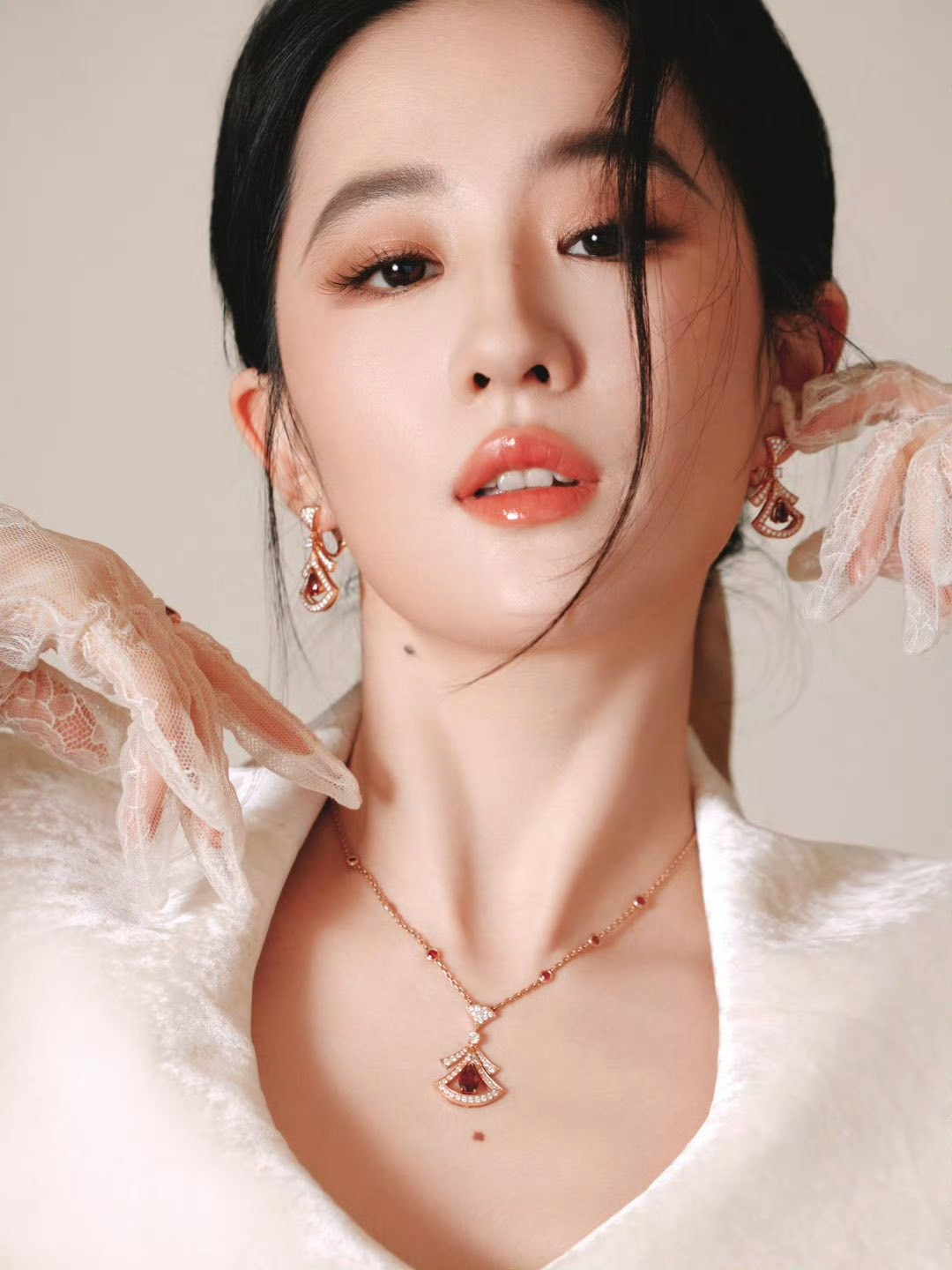 Lối trang điểm theo mốt 'làn da ngọc trai' của Lưu Diệc Phi 'gây sốt' cõi mạng - Ảnh 2