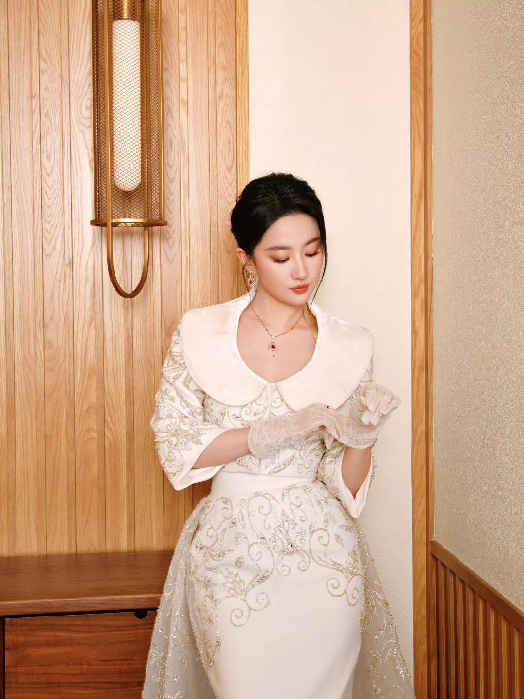 Lối trang điểm theo mốt 'làn da ngọc trai' của Lưu Diệc Phi 'gây sốt' cõi mạng - Ảnh 5