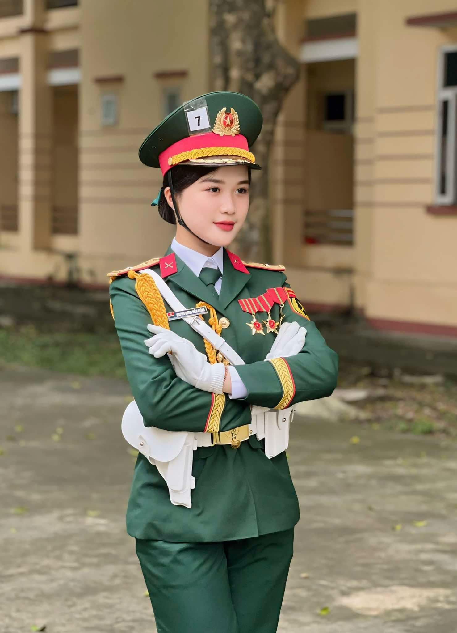 Nhan sắc gây thương nhớ của nữ quân nhân “khối Hoa hậu” diễu binh 30/4, ảnh đời thường càng bất ngờ - Ảnh 1.