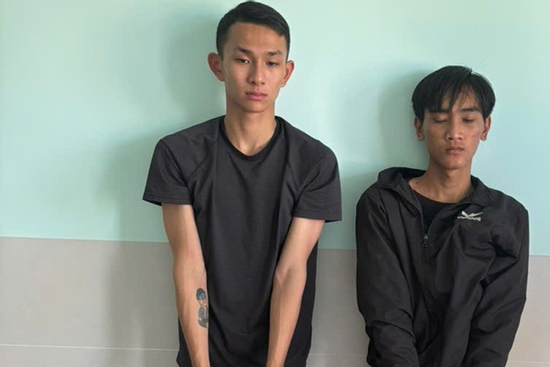 Thanh niên dùng mã tấu chặn đường 2 mẹ con trong đêm
