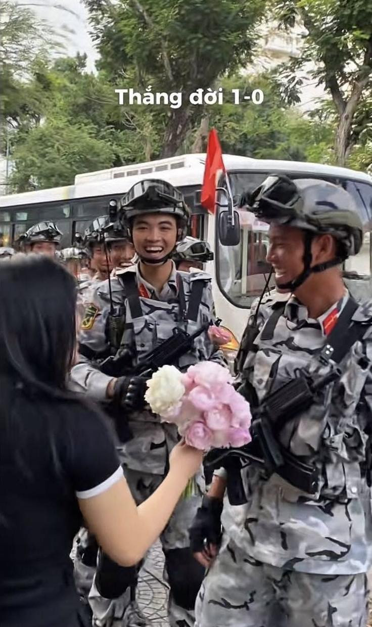 Clip cô gái tặng hoa chiến sĩ diễu binh hút 10 triệu view bất ngờ diễn biến phía sau