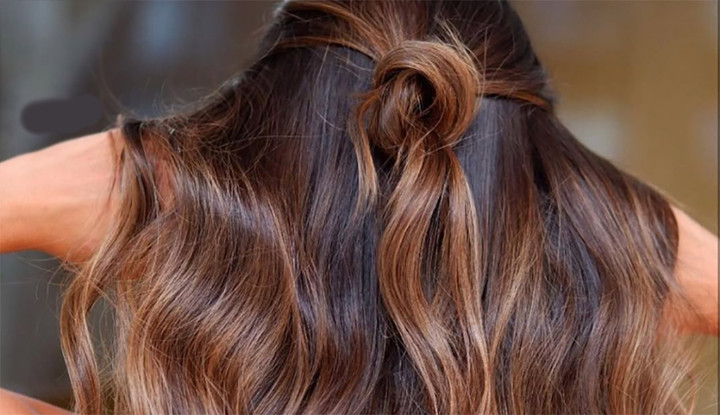 Một đáp án cho câu hỏi da ngăm đen nên nhuộm tóc màu gì. (Ảnh: Topknotbalayage)