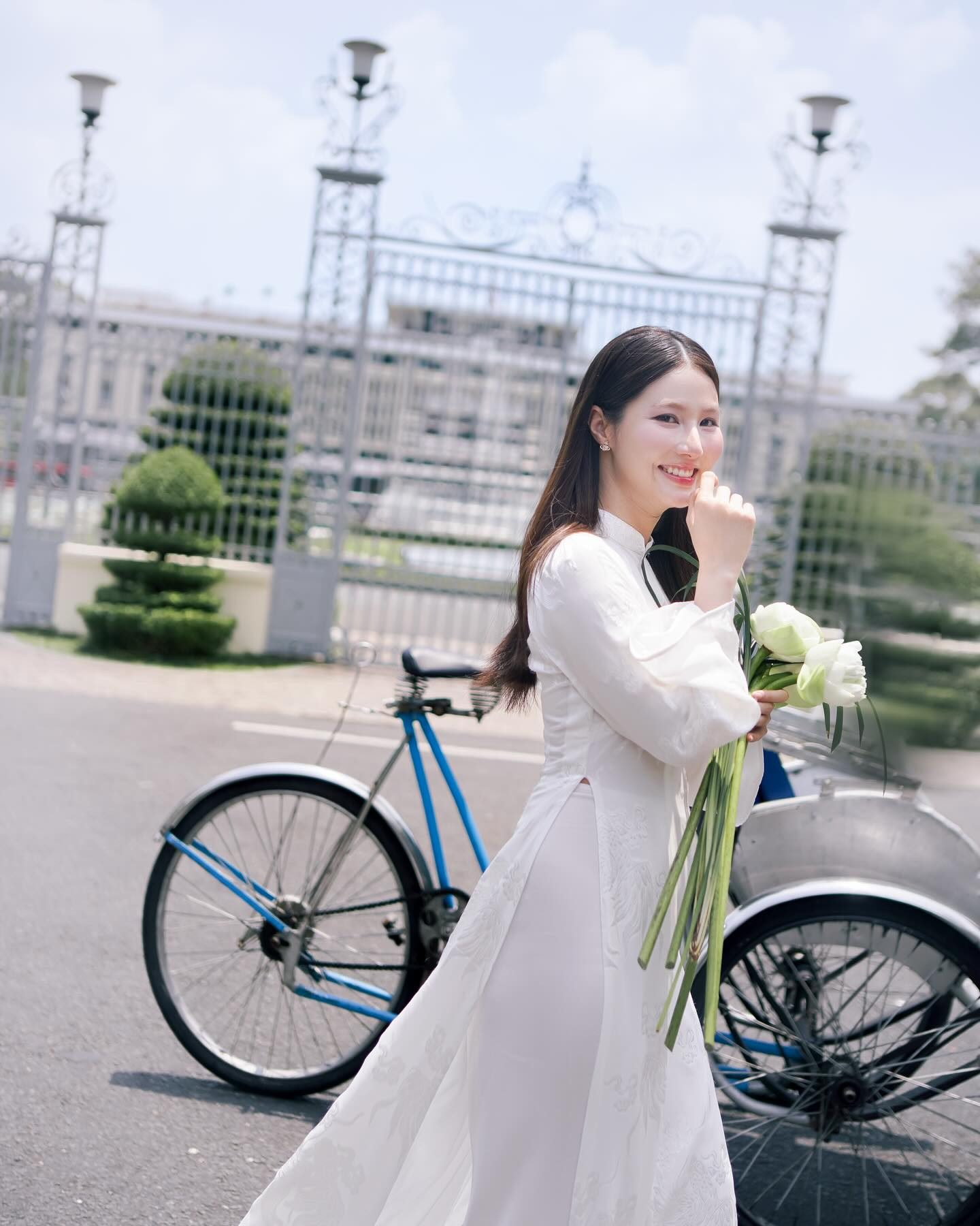 Diễm My diện áo dài tinh khôi - Ảnh 1.