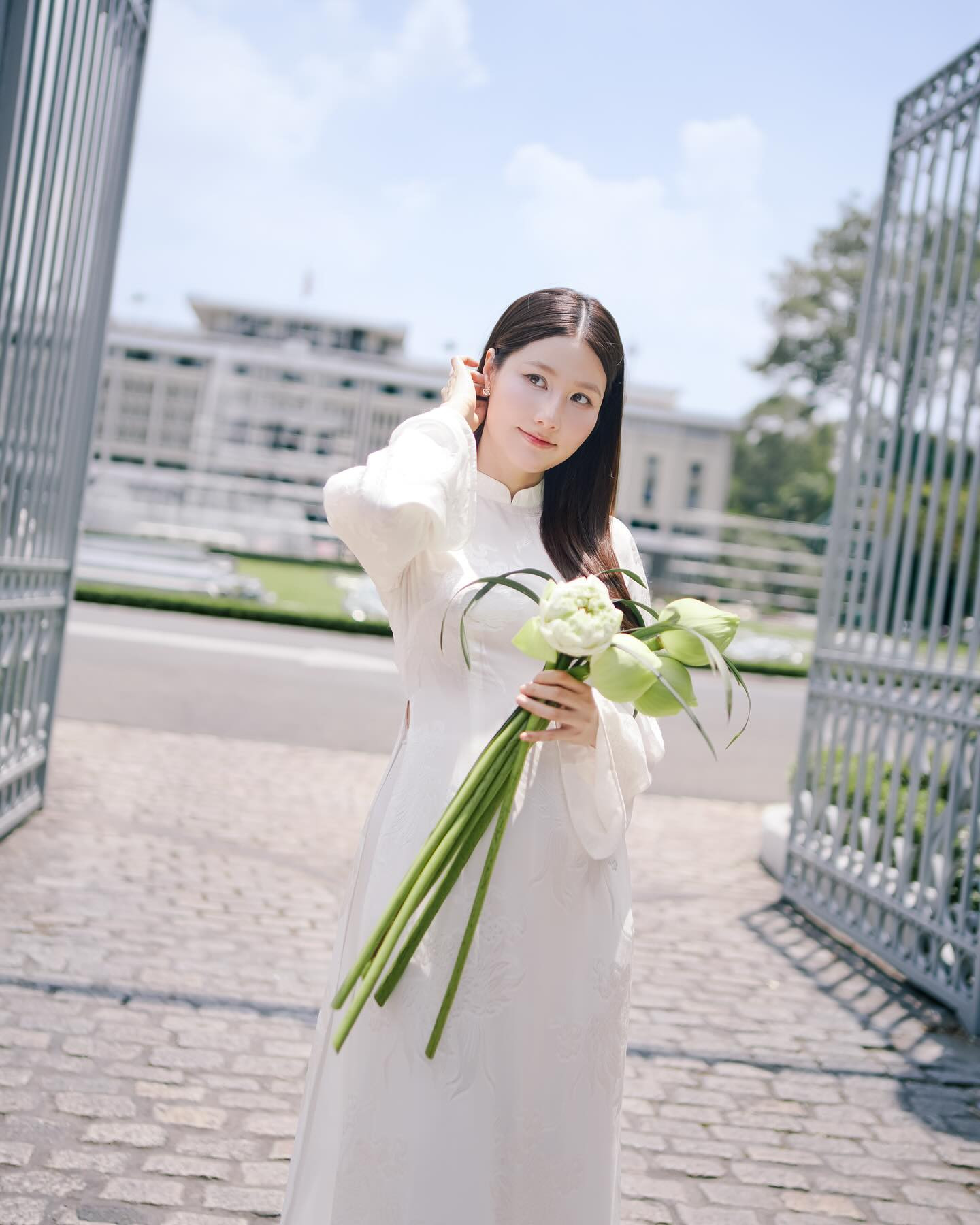 Diễm My diện áo dài tinh khôi - Ảnh 2.