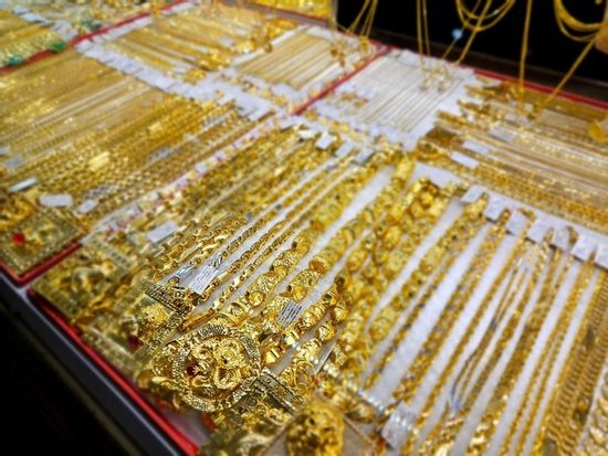 Giá vàng hôm nay 28/4: Ngược dự báo, giá vàng giảm nhanh khi vừa mở cửa