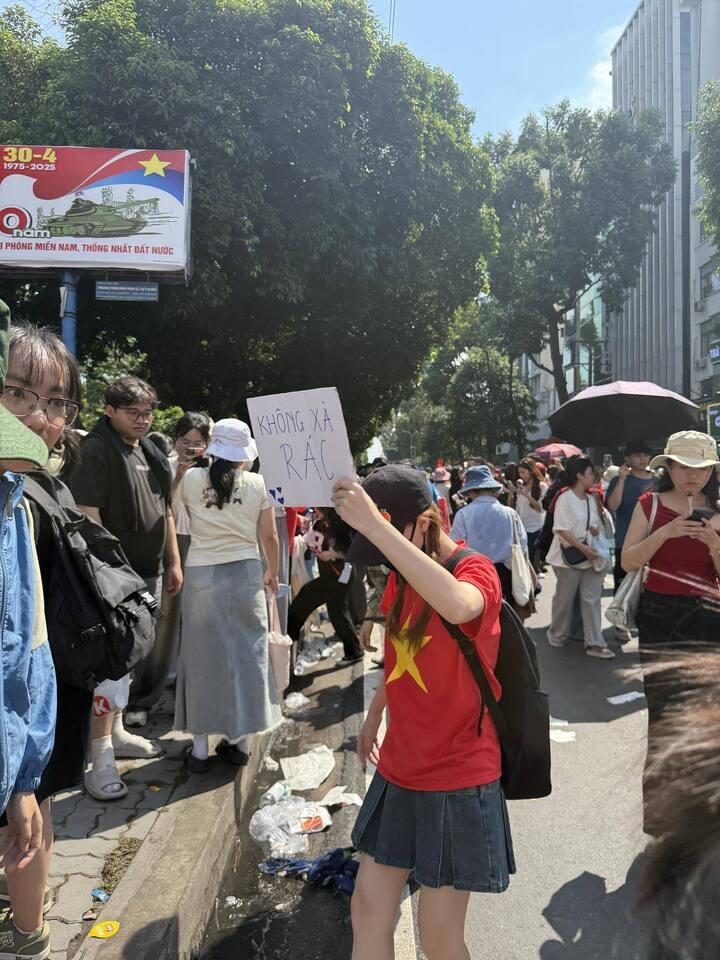 Gom rác sau tổng duyệt diễu binh, giới trẻ nhắc nhau yêu môi trường là yêu nước - 3