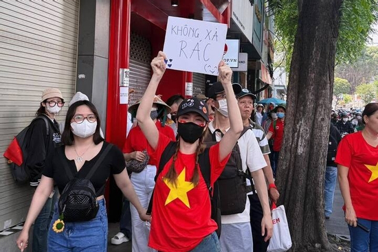 Gom rác sau tổng duyệt diễu binh, giới trẻ nhắc nhau yêu môi trường là yêu nước