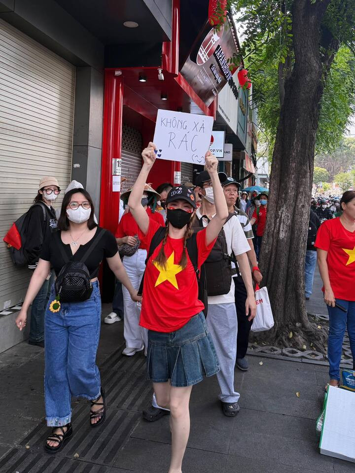 Gom rác sau tổng duyệt diễu binh, giới trẻ nhắc nhau yêu môi trường là yêu nước - 2