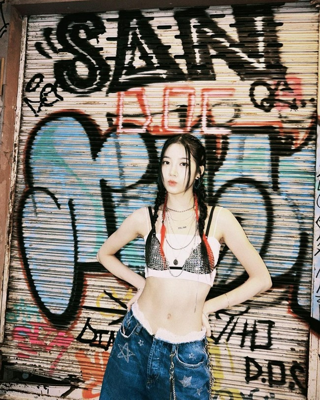 Huyền Baby gây sốc với mốt mặc bikini tí hon ra