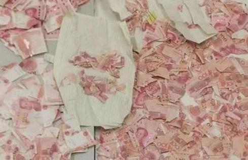 Người phụ nữ mang túi tiền mặt đến ngân hàng, nhân viên mở ra thì sốc nặng vì điều này