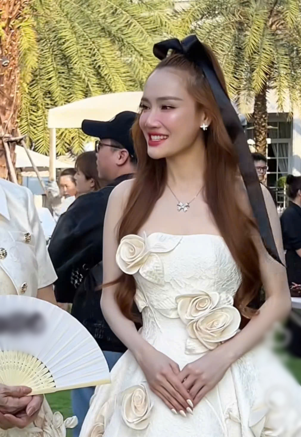 Nhã Phương bị phong ấn nhan sắc vì khuyết điểm tóc thưa lộ rõ qua cam thường