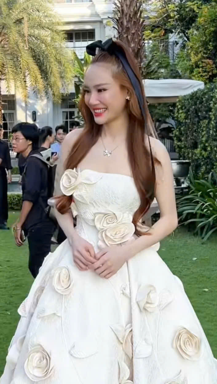 Nhã Phương bị phong ấn nhan sắc vì khuyết điểm tóc thưa lộ rõ qua cam thường