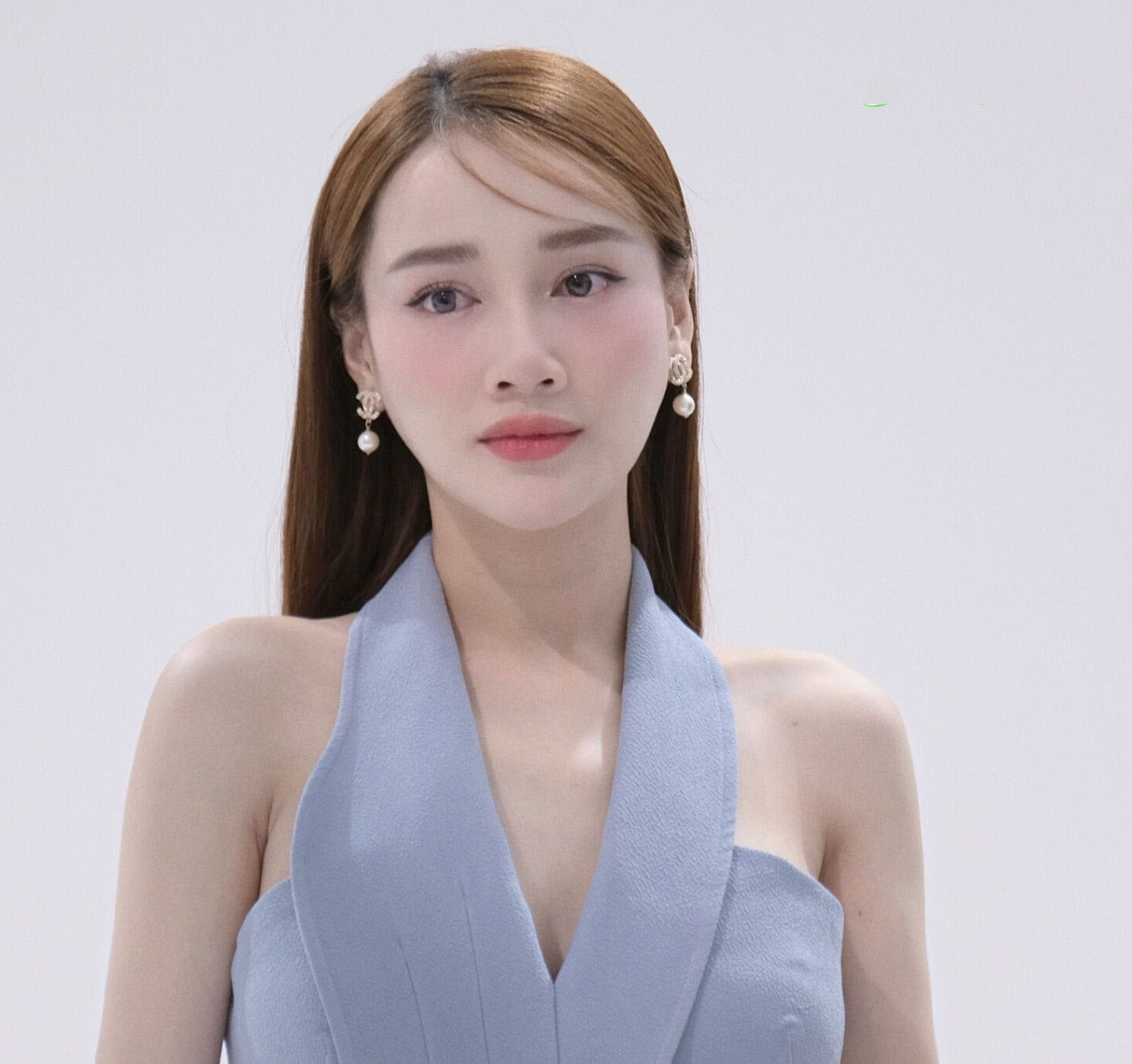 Nhã Phương bị phong ấn nhan sắc vì khuyết điểm tóc thưa lộ rõ qua cam thường