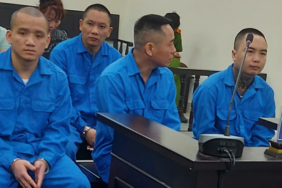 ‘Ông trùm’ mua bé gái đưa vào quán karaoke làm ‘tay vịn’ cho khách