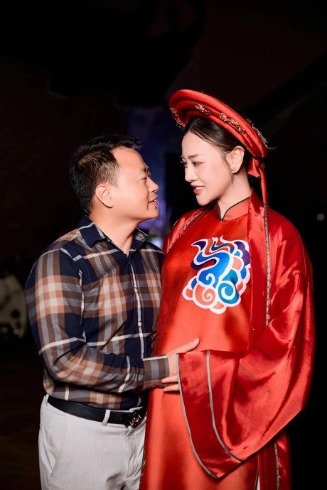 Phương Oanh hiếm hoi mặc áo dài lộ body chuẩn chỉnh sau 2 năm cưới shark Bình