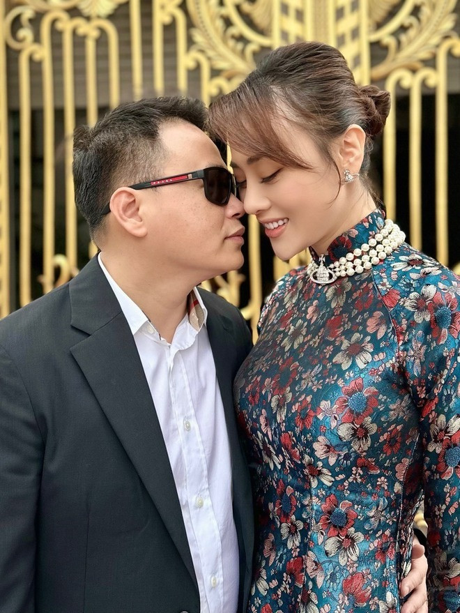 Phương Oanh hiếm hoi mặc áo dài lộ body chuẩn chỉnh sau 2 năm cưới shark Bình