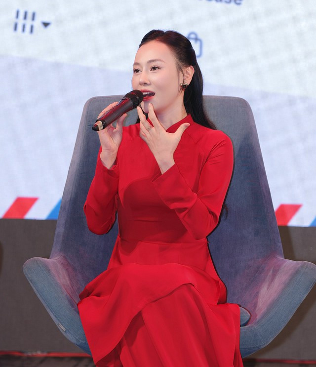 Phương Oanh hiếm hoi mặc áo dài lộ body chuẩn chỉnh sau 2 năm cưới shark Bình