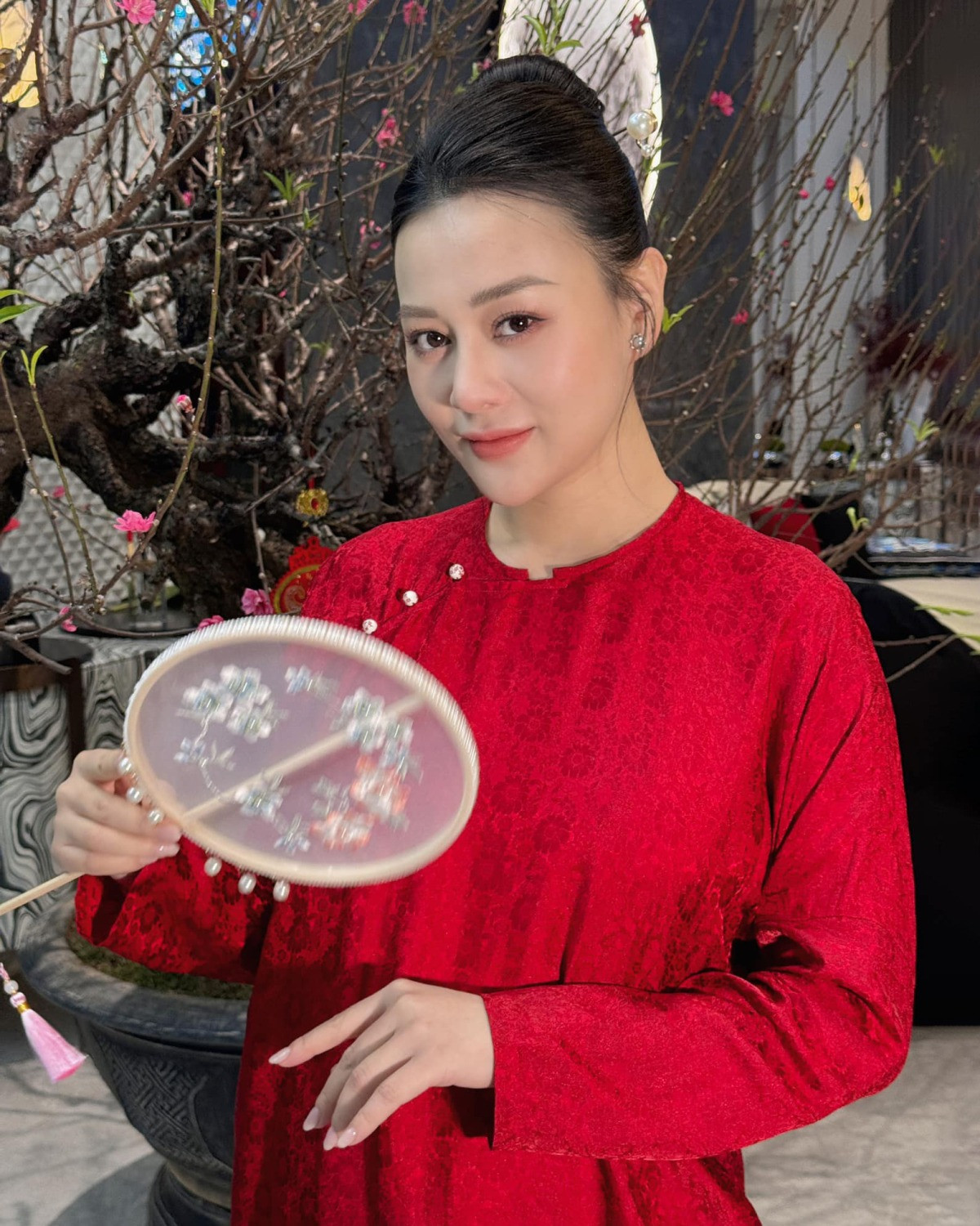 Phương Oanh hiếm hoi mặc áo dài lộ body chuẩn chỉnh sau 2 năm cưới shark Bình