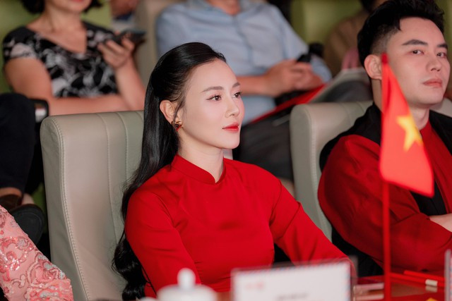 Phương Oanh hiếm hoi mặc áo dài lộ body chuẩn chỉnh sau 2 năm cưới shark Bình