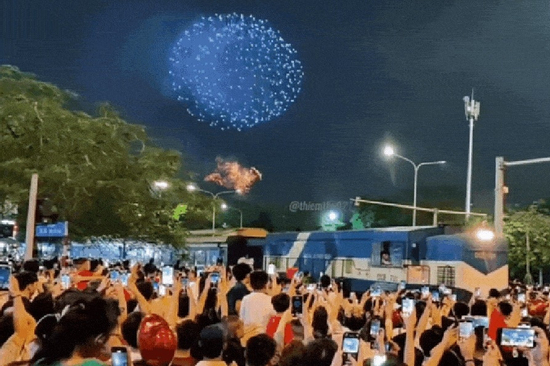 Tàu Thống Nhất lăn bánh qua đường Giải Phóng lúc pháo hoa rực sáng bầu trời Thủ đô: 51 giây đẹp nao lòng của hoà bình