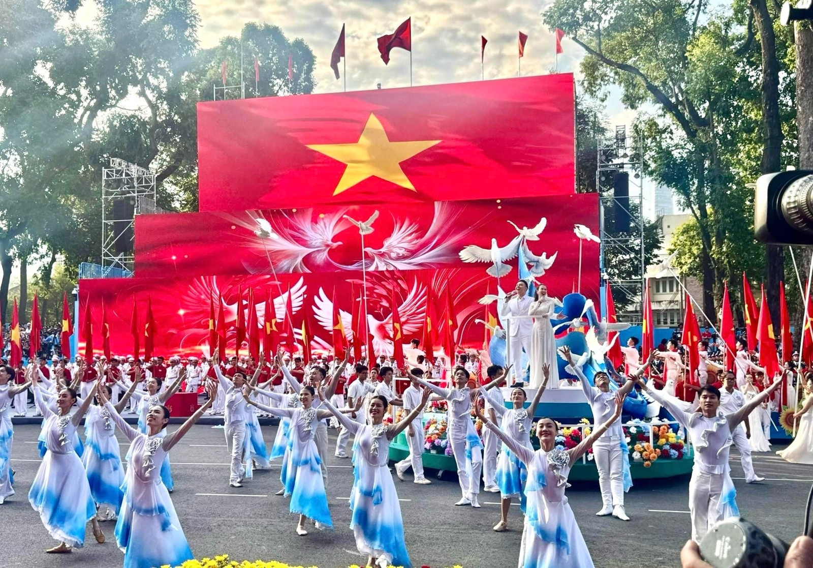 Võ Hạ Trâm phản hồi tinh tế khi hát tại buổi tổng duyệt Đại lễ