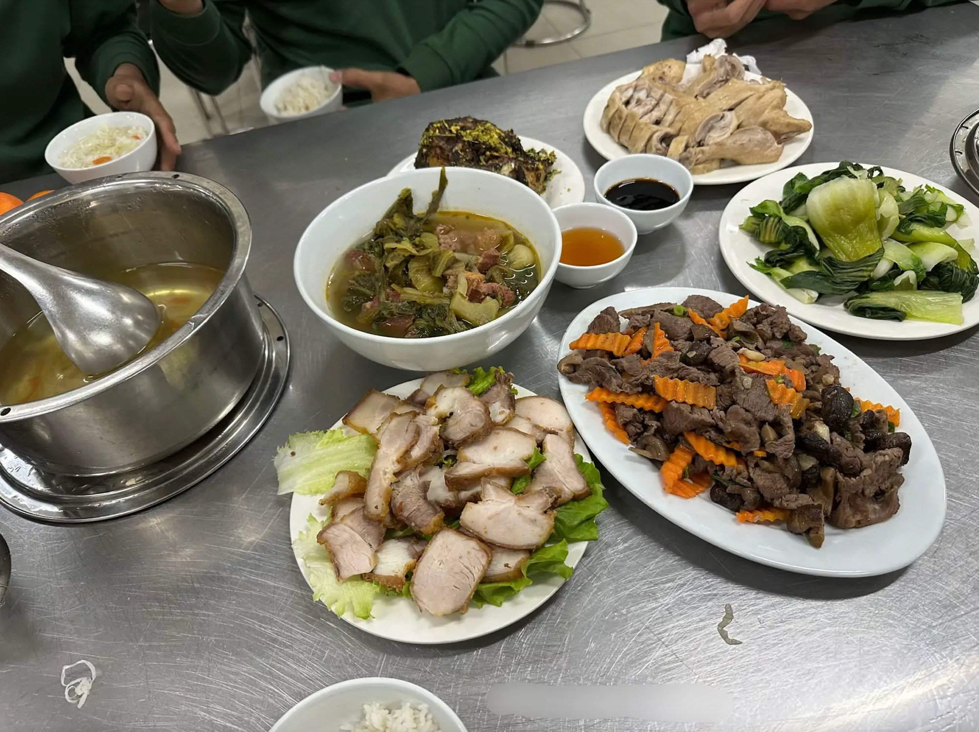 Ảnh cận mâm cơm ngon như mẹ nấu phục vụ các chiến sĩ tham gia diễu binh ngày 304