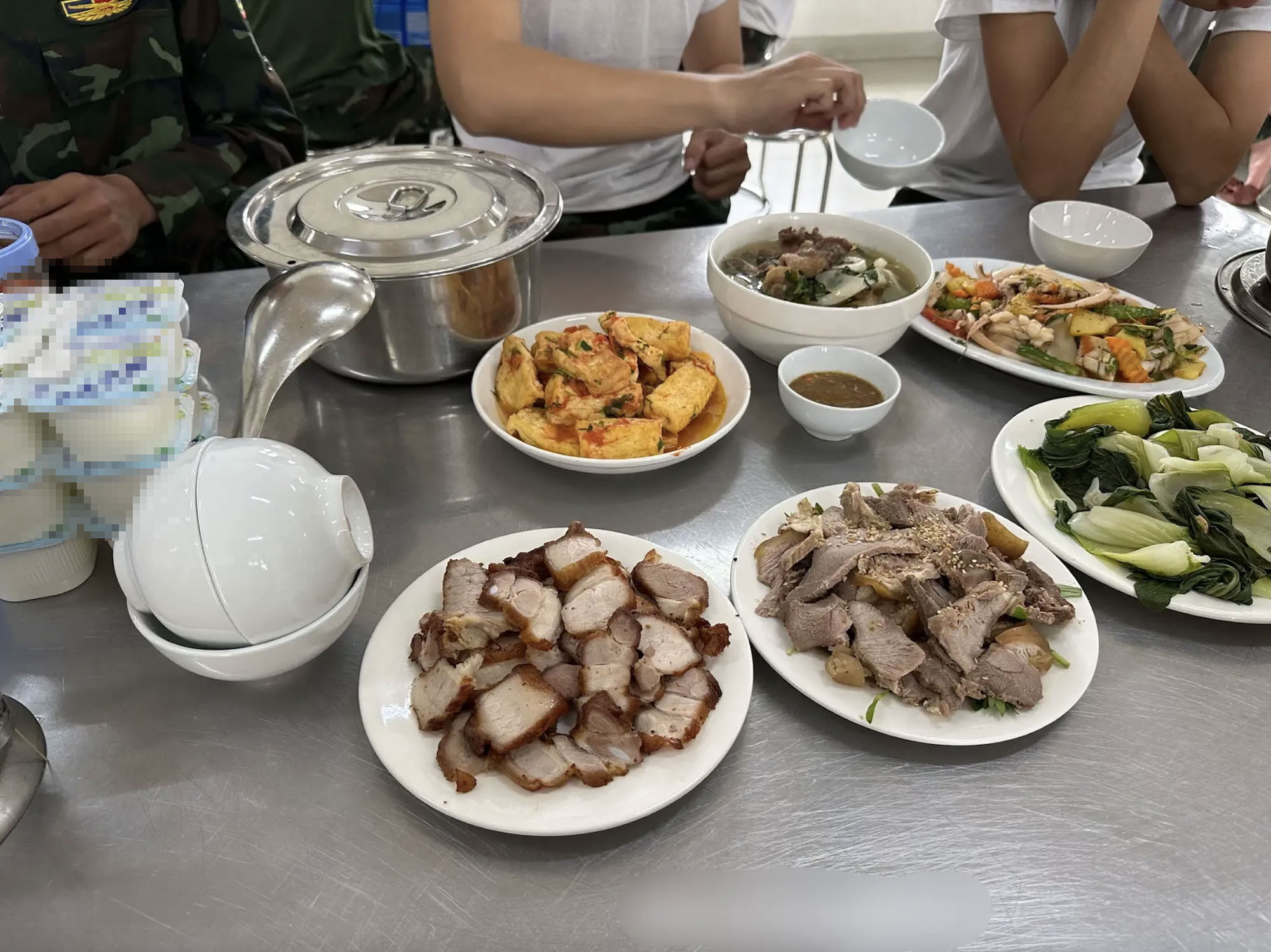 Ảnh cận mâm cơm ngon như mẹ nấu phục vụ các chiến sĩ tham gia diễu binh ngày 304