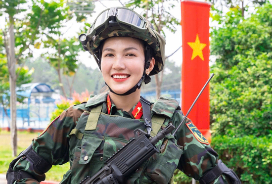 Danh tính chiến sĩ xinh đẹp gây sốt trong clip 9 giây trò chuyện với Bộ trưởng Bộ Quốc phòng