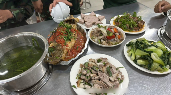 Mâm cơm 'ngon như mẹ nấu' phục vụ các chiến sĩ tham gia diễu binh ngày 30/4