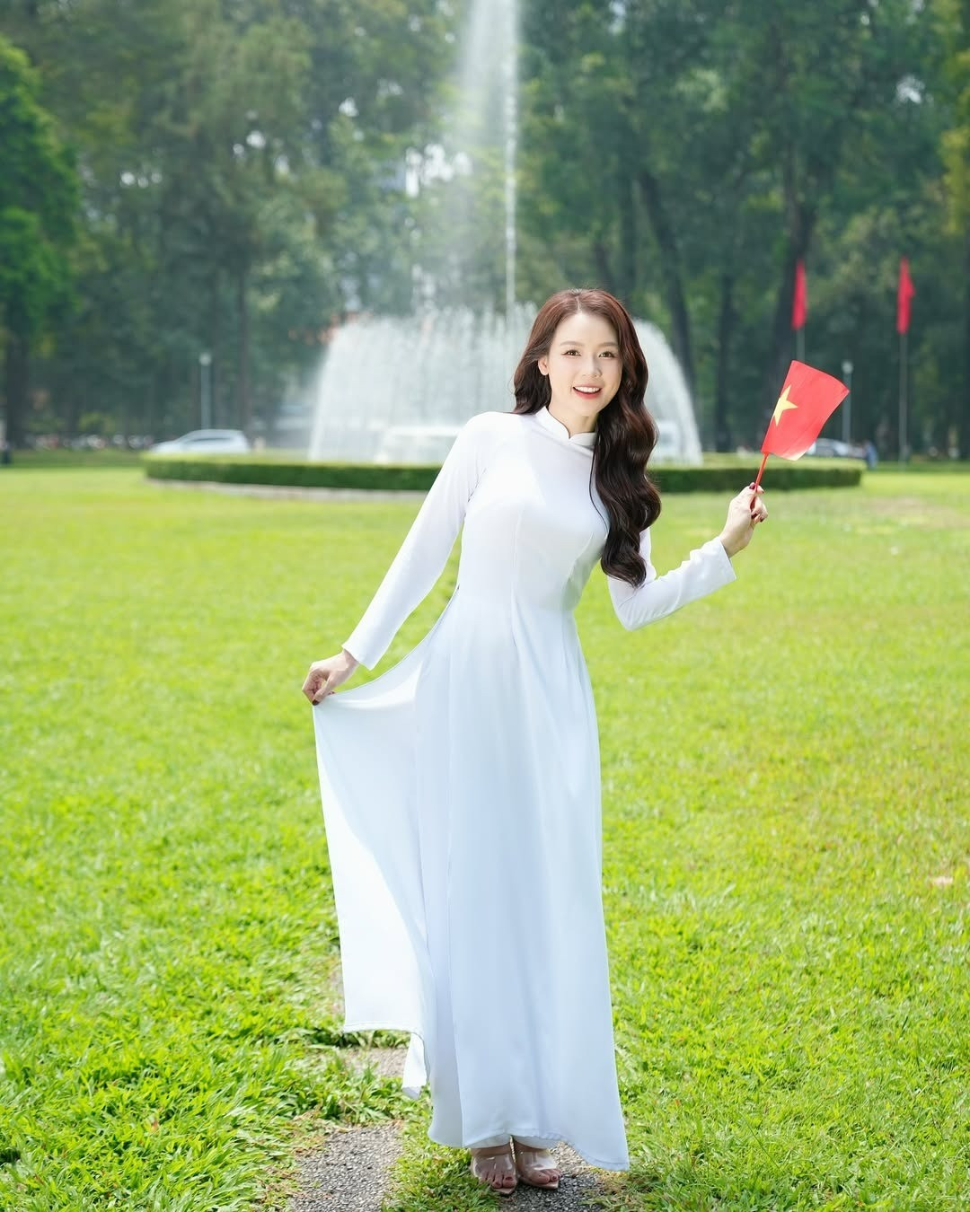Không phải áo dài Tăng Thanh Hà giản dị hết mức mừng đại lễ 304