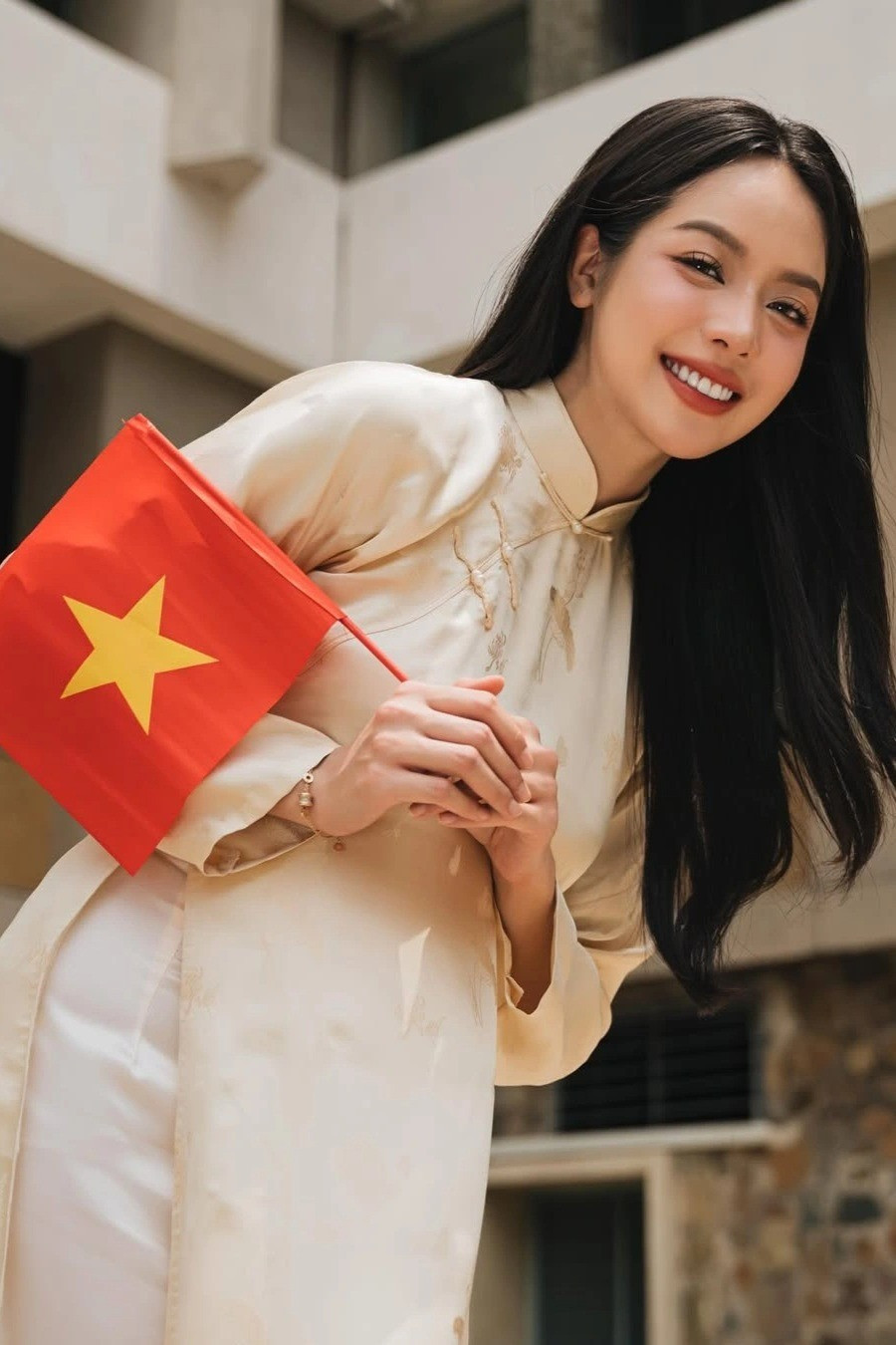 Không phải áo dài Tăng Thanh Hà giản dị hết mức mừng đại lễ 304