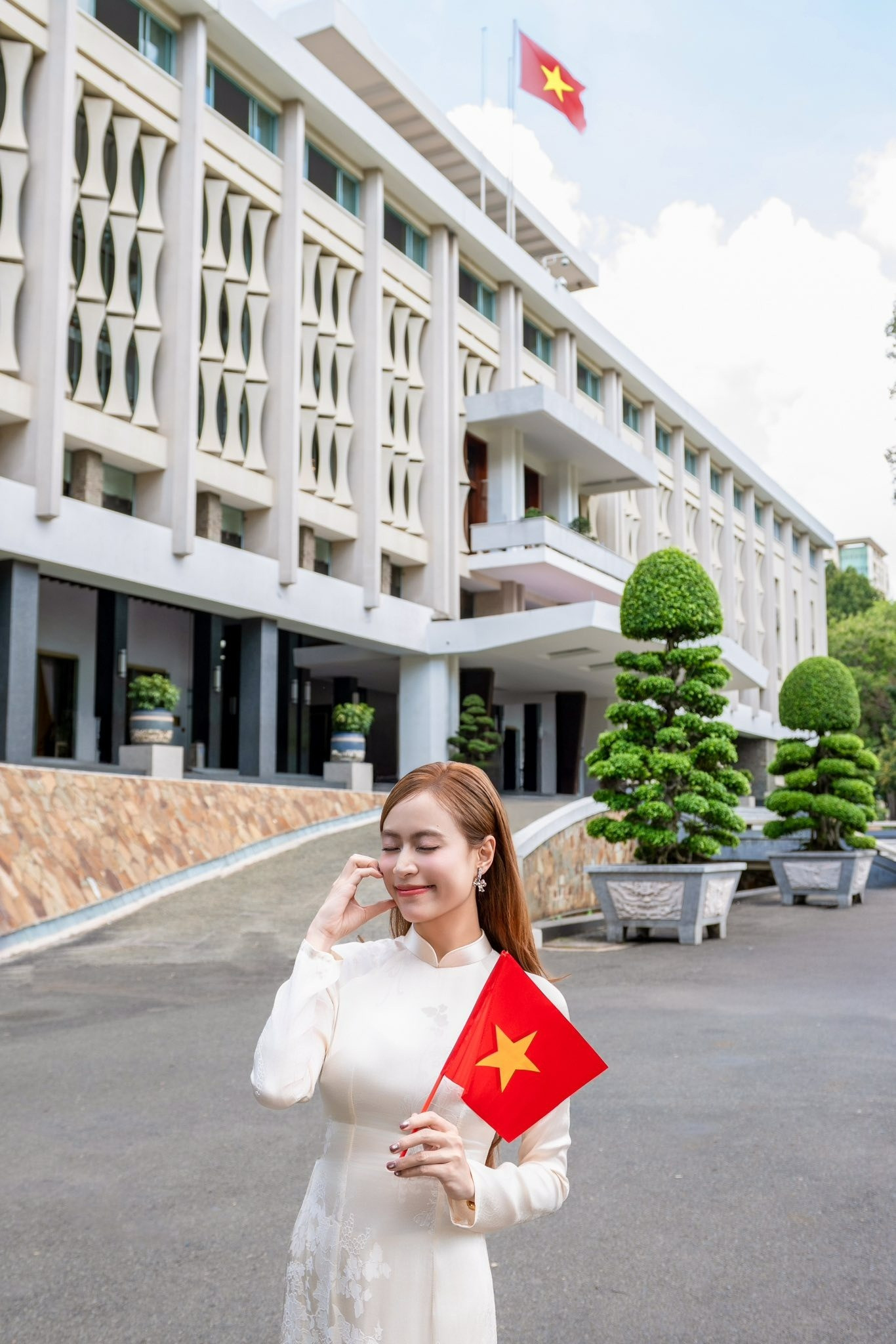 Không phải áo dài Tăng Thanh Hà giản dị hết mức mừng đại lễ 304