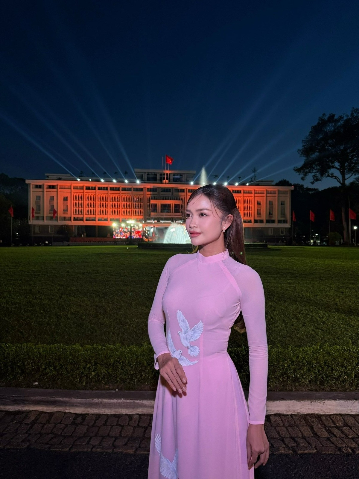 Không phải áo dài Tăng Thanh Hà giản dị hết mức mừng đại lễ 304