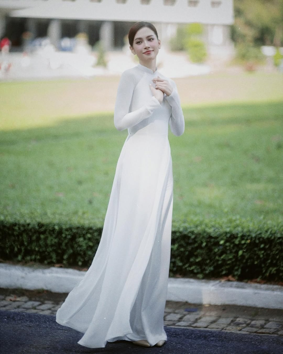 Không phải áo dài Tăng Thanh Hà giản dị hết mức mừng đại lễ 304