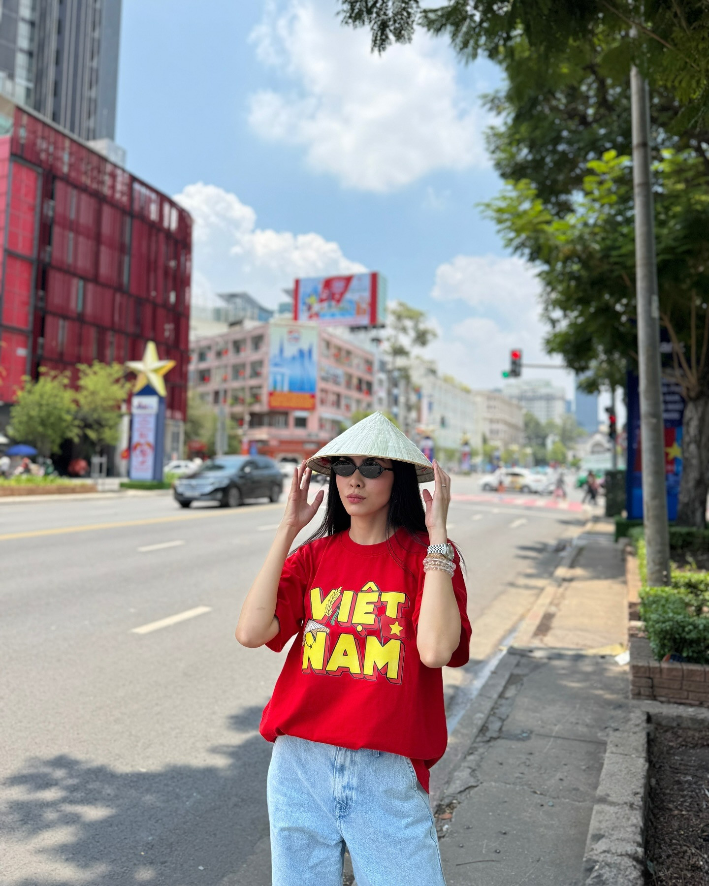 Không phải áo dài Tăng Thanh Hà giản dị hết mức mừng đại lễ 304