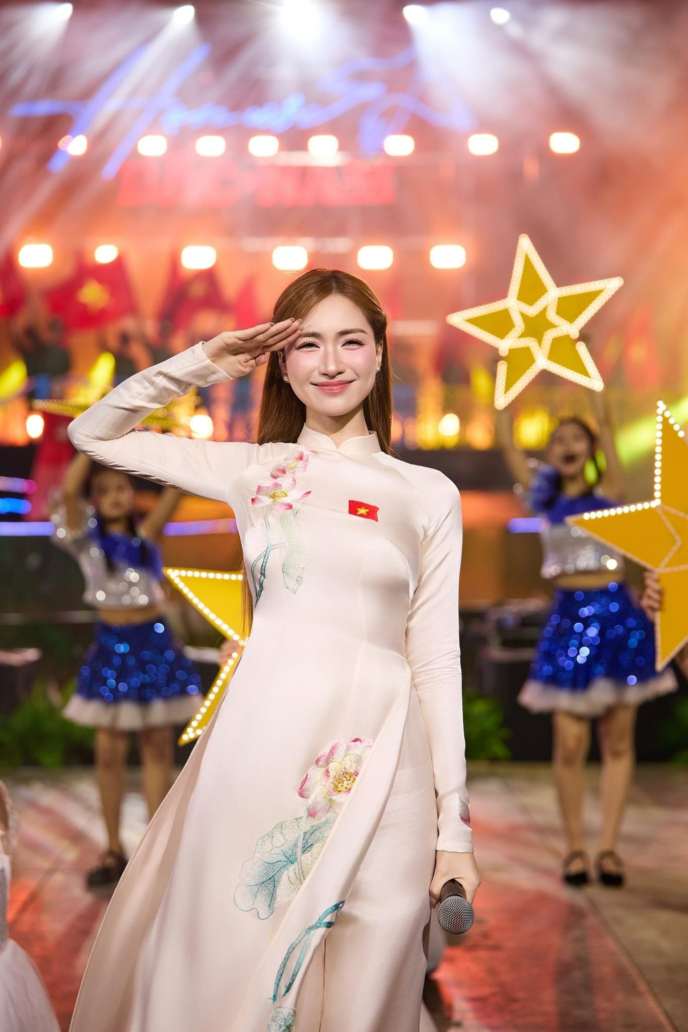 Không phải áo dài Tăng Thanh Hà giản dị hết mức mừng đại lễ 304