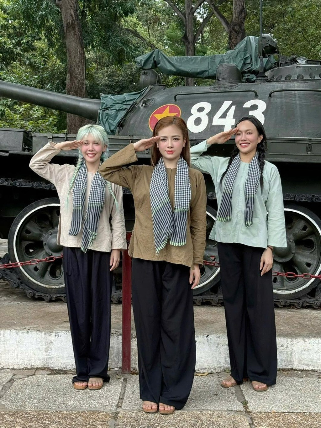 Không phải áo dài Tăng Thanh Hà giản dị hết mức mừng đại lễ 304