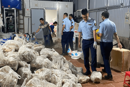 Phát hiện 'bí mật khủng' trong hàng trăm chiếc túi nilon tại kho lạnh ở Hà Nội