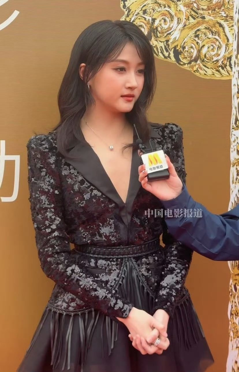 Quan Hiểu Đồng lộ diện sau tin đồn rạn nứt với Lộc Hàm, thần sắc ra sao mà gây chú ý? - Ảnh 4