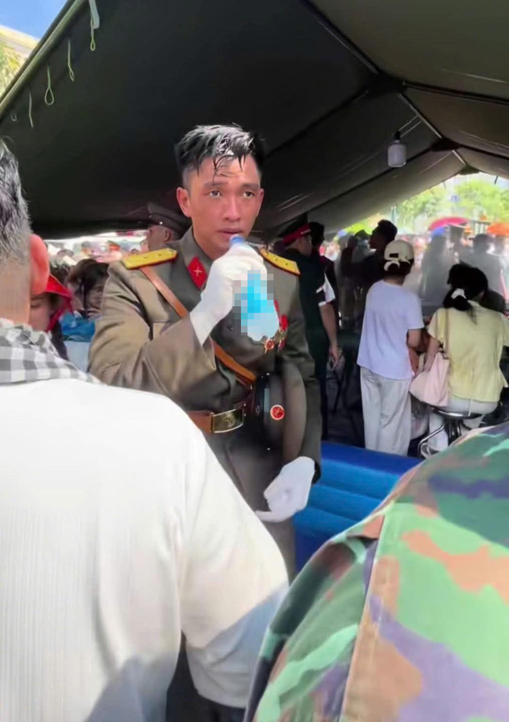 Thái độ lạ của chiến sĩ Lê Hoàng Hiệp khi bị fans vây kín xin chụp ảnh như sao hạng A