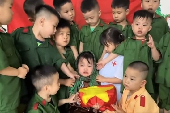 Tranh cãi trẻ mầm non diễn hoạt cảnh chiến tranh