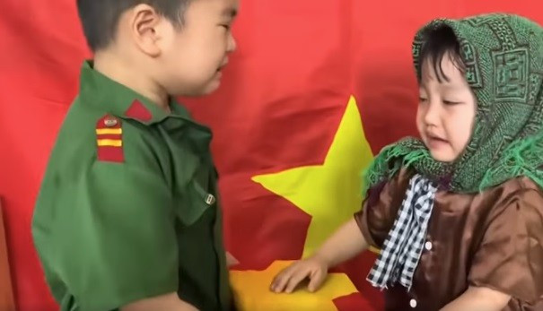 Tranh cãi trẻ mầm non diễn hoạt cảnh chiến tranh ảnh 2