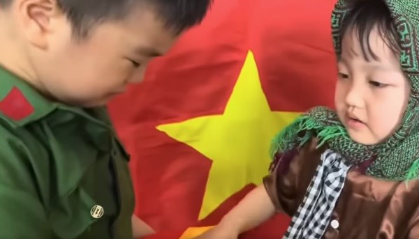 Tranh cãi trẻ mầm non diễn hoạt cảnh chiến tranh ảnh 1