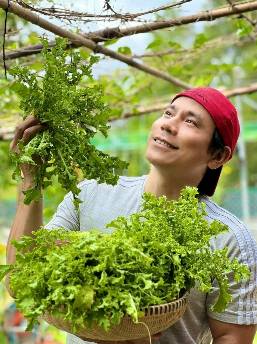 Anh cho biết thường chọn những giống cây ngắn ngày và dễ chăm sóc để khu vườn luôn xanh tốt. Bên cạnh đó, anh cũng dành nhiều thời gian hơn cho các cây ăn quả, bonsai hay thử nghiệm một số giống cây mới.