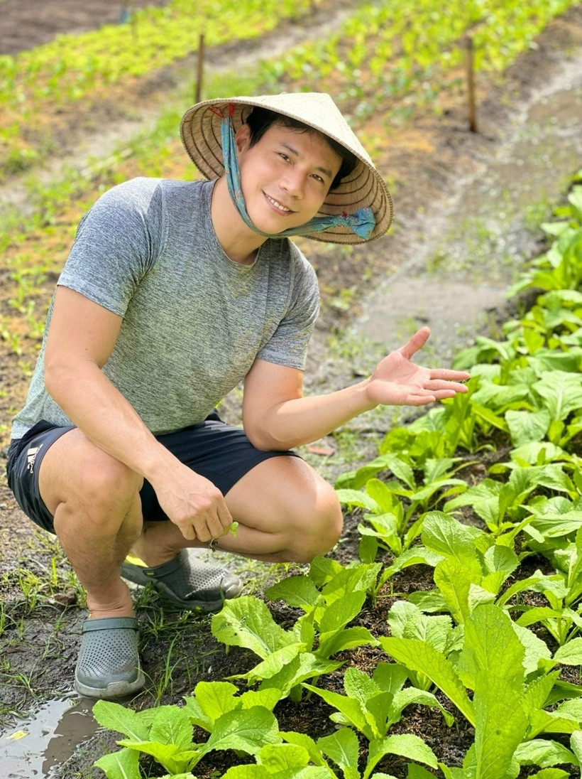 Theo chia sẻ của nam diễn viên, anh mua mảnh vườn từ năm 2016. Trên khu đất 800m2, anh xây dựng một ngôi nhà cấp 4, cải tạo không gian trống thành nơi trồng rau, ươm cây cảnh và nuôi thú cưng.