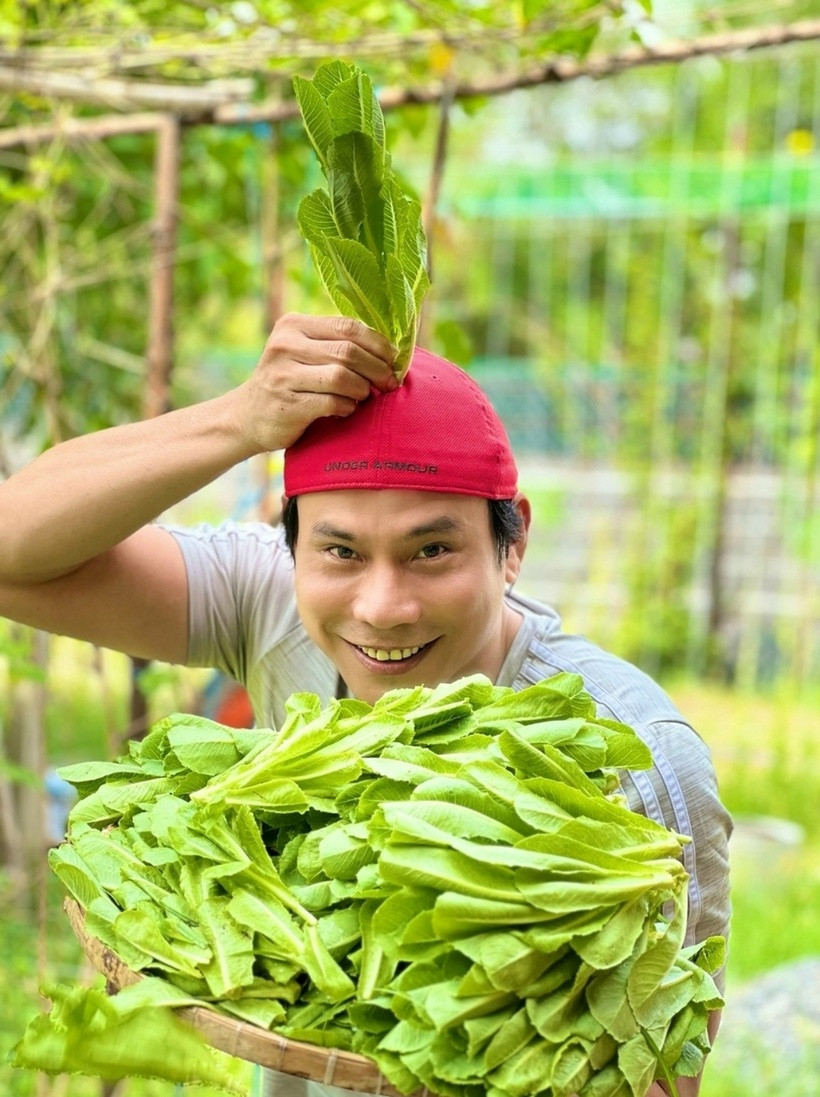 Khu vườn của nam diễn viên trồng nhiều loại cây ăn quả như mít, vú sữa, xoài, chôm chôm, ổi, ngoài ra còn có một số loại rau gồm cải, mồng tơi, rau muống, xà lách...