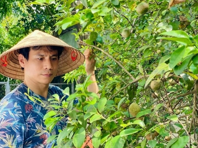 Mỗi đợt thu hoạch sẽ gom được lượng nông phẩm lớn, ăn không hết nên nam diễn viên mang tặng bạn bè, hàng xóm. Sau đó, khu vườn trống trải, phải gieo trồng lại.