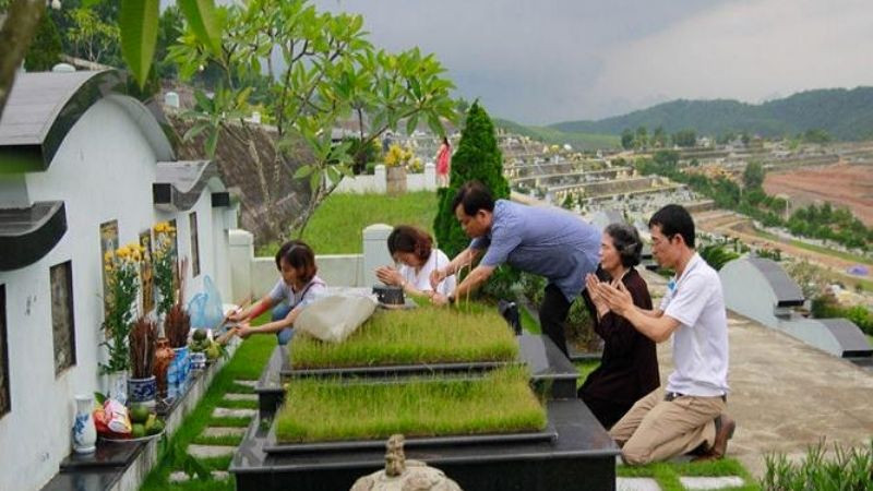 Nghi thức đi tảo mộ và cúng ban thờ báo cáo tổ tiên Tết Thanh minh chuẩn phong thủy để cầu tài lộc, bình an- Ảnh 4.
